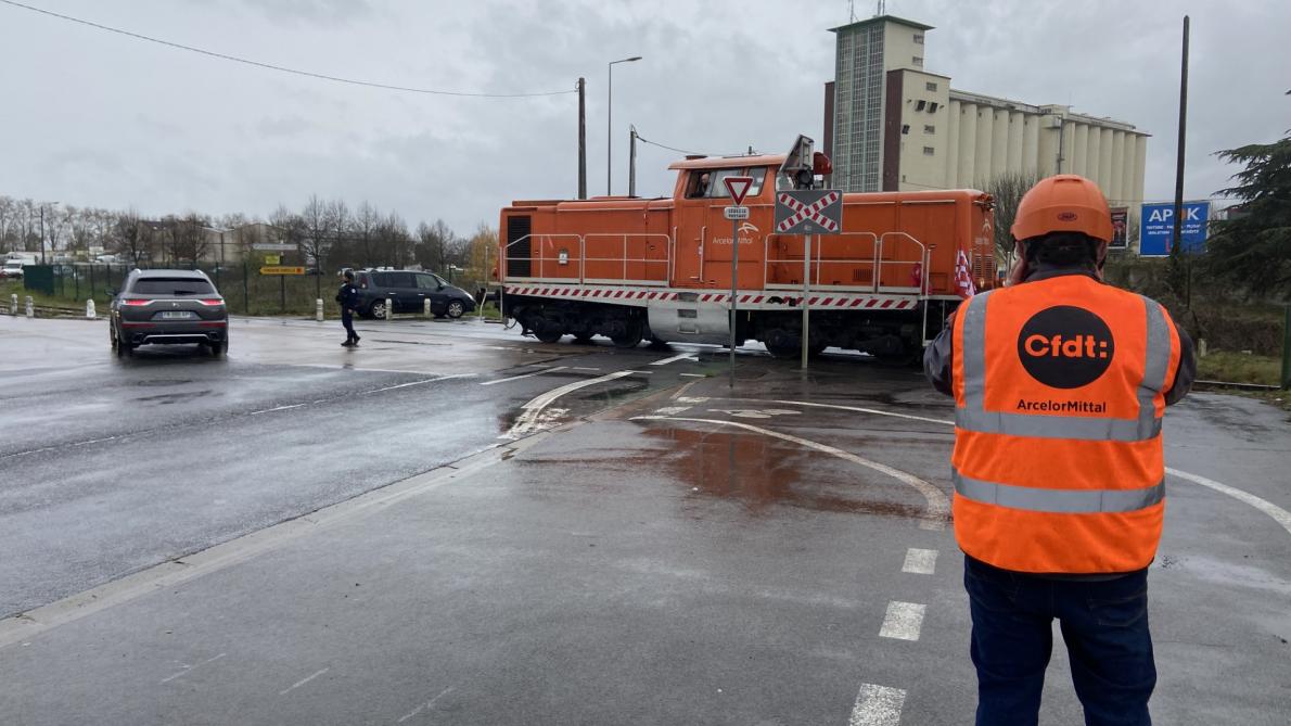 La rue de Courcelles bloquée par les salariés d’ArcelorMittal ce lundi après-midi