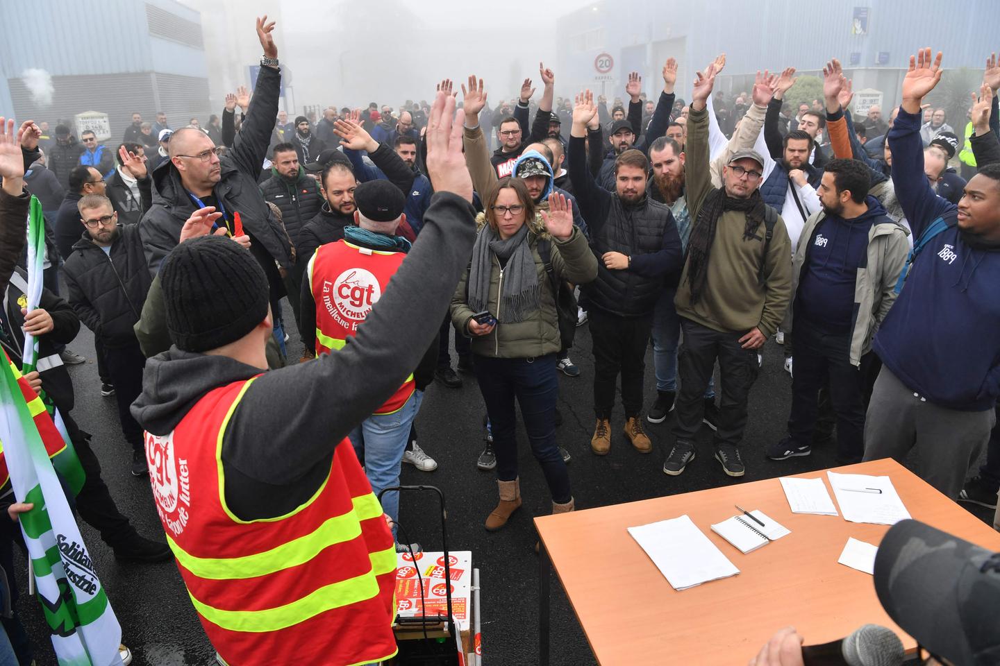 deux nouvelles usines françaises vont fermer, les salariés de Cholet votent la grève