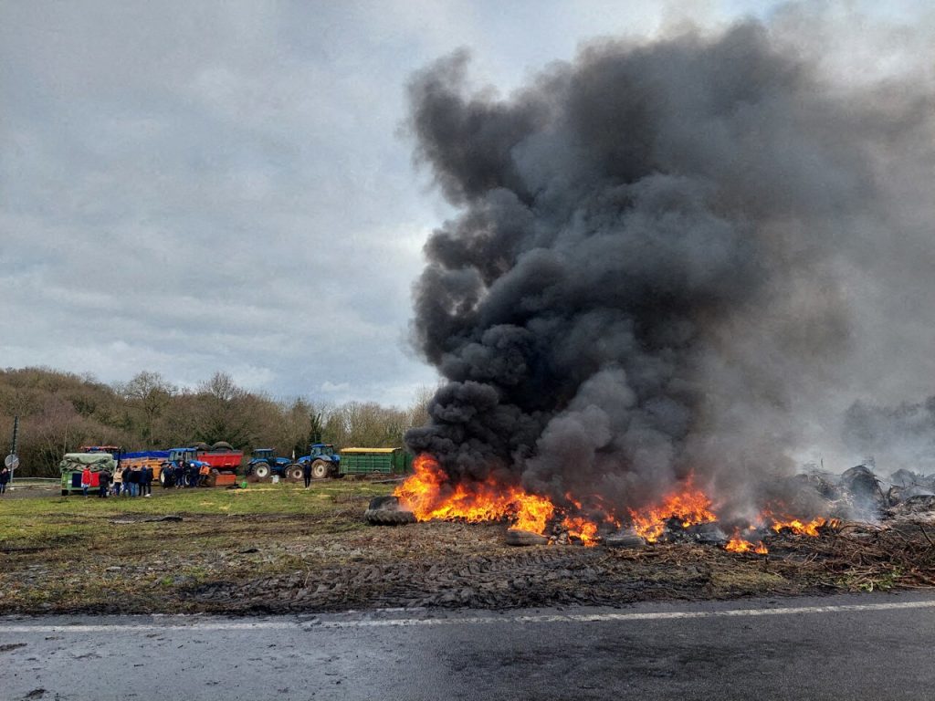 Radars couverts, panneaux démolis, incendies… la mobilisation générale s’organise