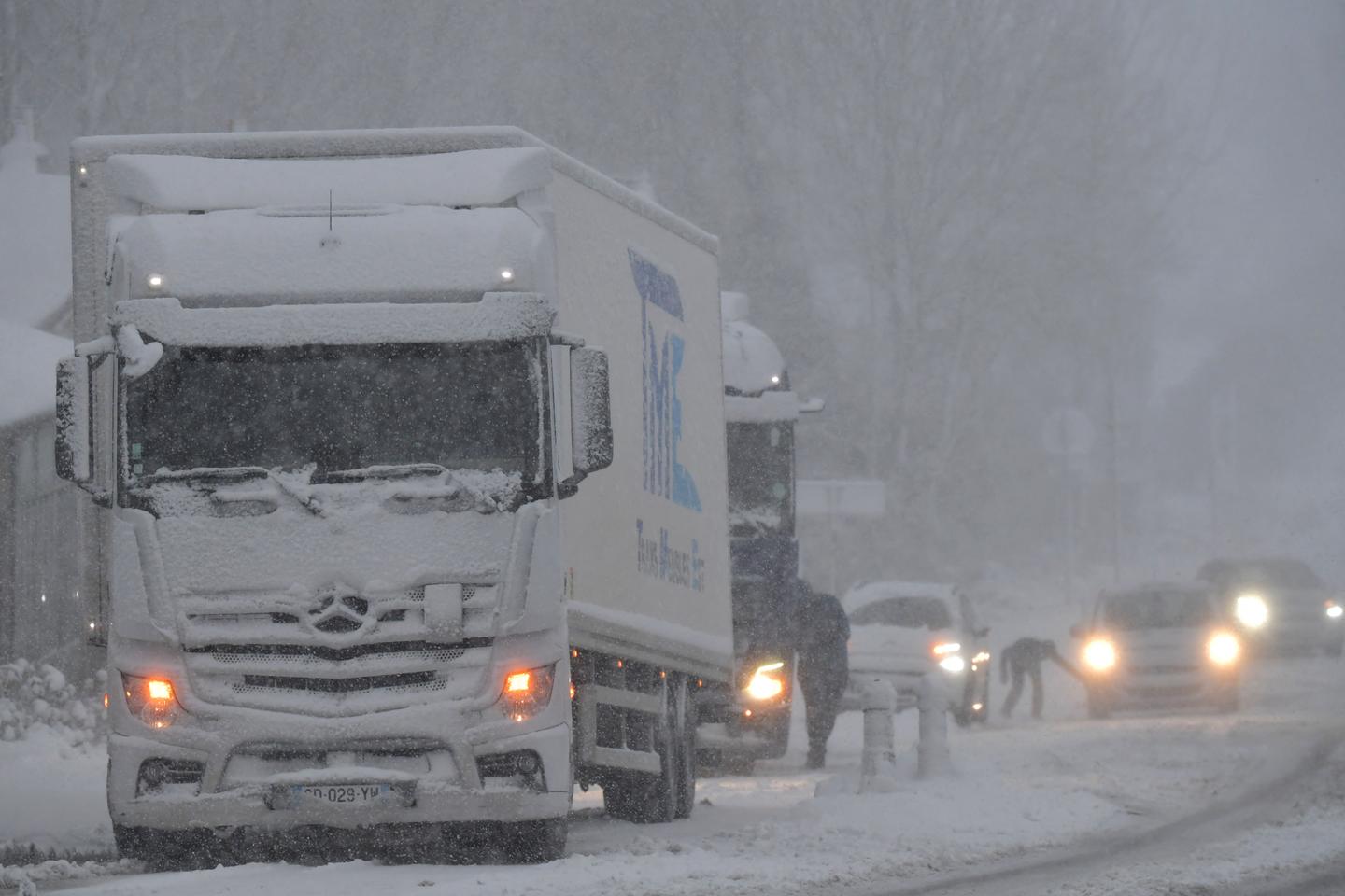 31 départements en vigilance orange neige, verglas et vent, les transports restent perturbés