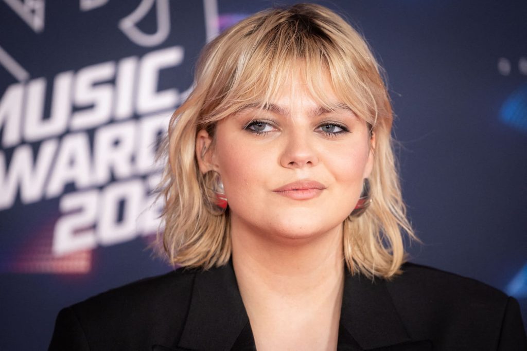 Louane assume le style cowgirl chic avec une veste à franges d’une grande marque française, portée sans rien en dessous