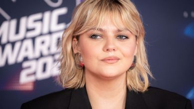 Louane assume le style cowgirl chic avec une veste à franges d’une grande marque française, portée sans rien en dessous