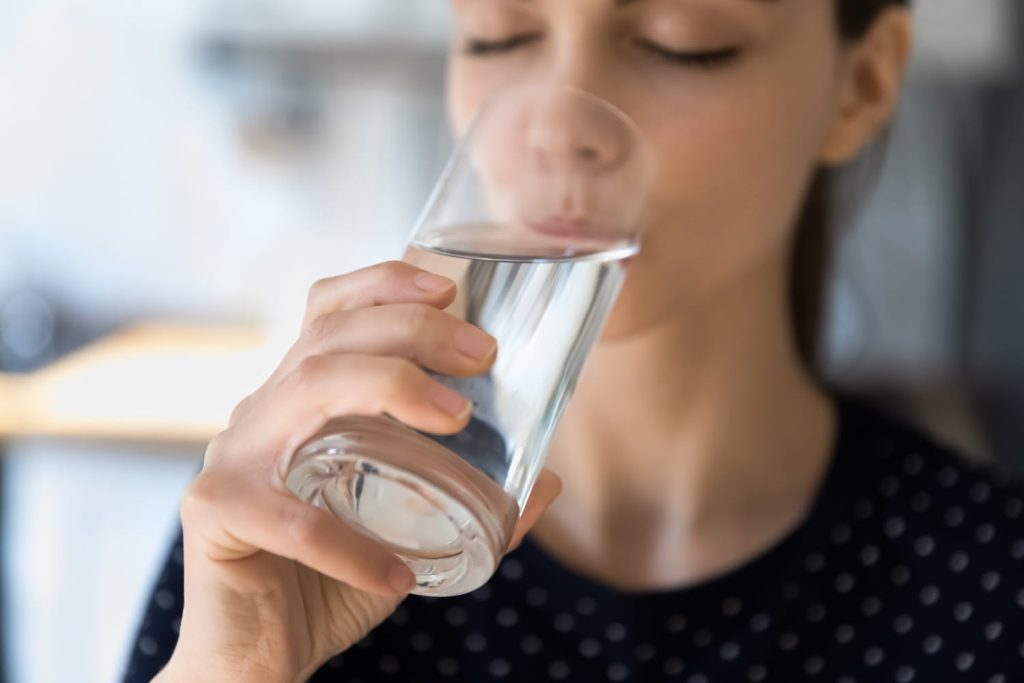 Si vous buvez 2,5 litres d’eau par jour pendant une semaine, voici ce qui pourrait arriver à votre corps