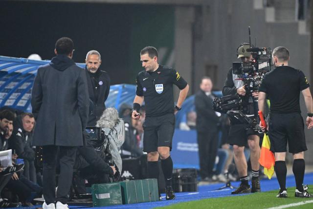 Bastien Dechepy, l’arbitre de Strasbourg-Monaco en Ligue 1, sort sur blessure