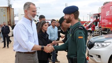 le roi chahuté par les victimes en colère