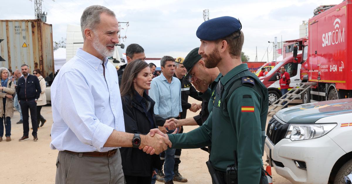 le roi chahuté par les victimes en colère