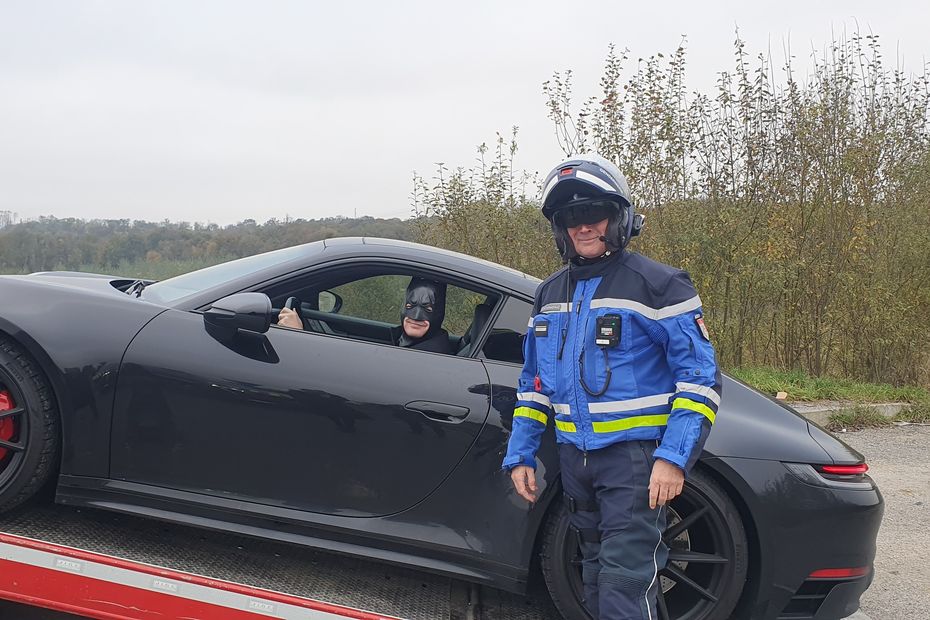 INHABITUEL. La police flashe Batman à 200 km/h et envoie sa Porsche à la fourrière