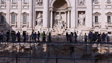 inauguration d’une passerelle qui enjambe la fontaine de Trevi lors de sa rénovation