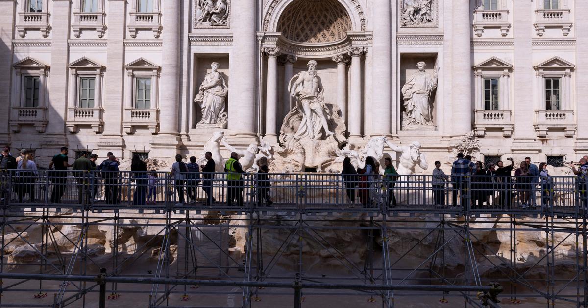 inauguration d’une passerelle qui enjambe la fontaine de Trevi lors de sa rénovation