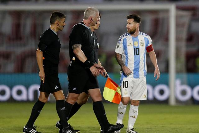 Lionel Messi s’emporte et insulte l’arbitre lors de la défaite de l’Argentine contre le Paraguay