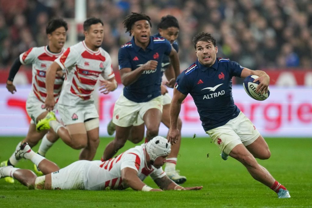 le XV de France fête ses retrouvailles avec Antoine Dupont et le Stade de France en dominant le Japon