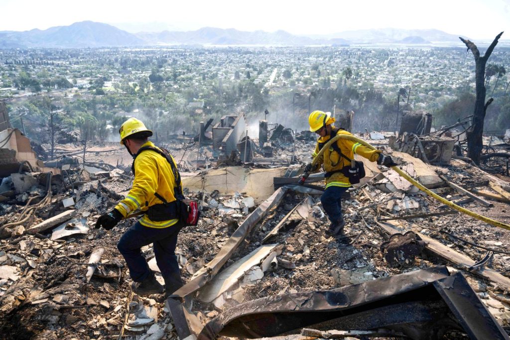 un incendie menace des milliers de personnes au nord de Los Angeles