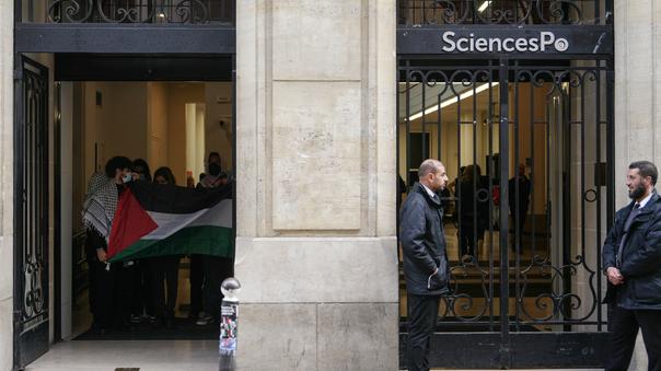 des étudiants ont manifesté à Sciences Po contre la tenue du match