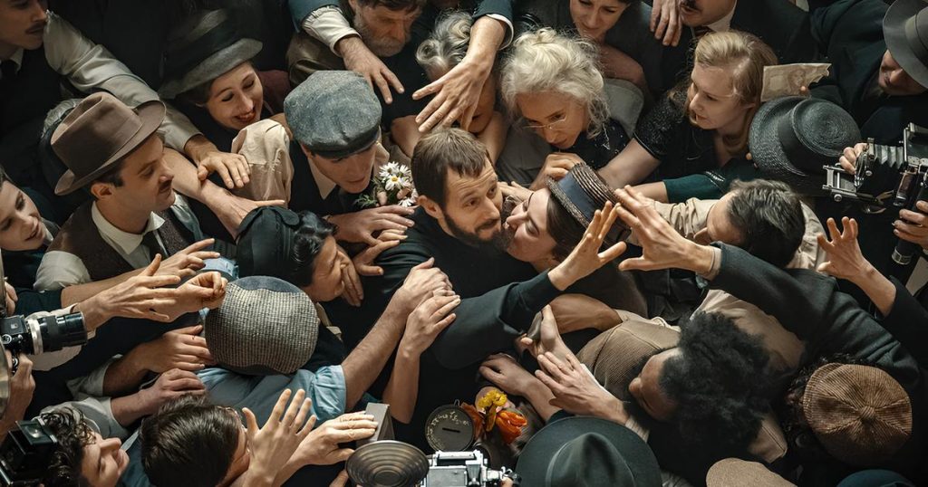 Benjamin Lavernhe, qui incarnait l’abbé Pierre dans un biopic, se dit « effondré et trahi »