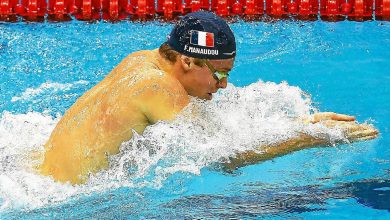 Léon Marchand bat le record du monde du 200 m quatre nages en petit bassin