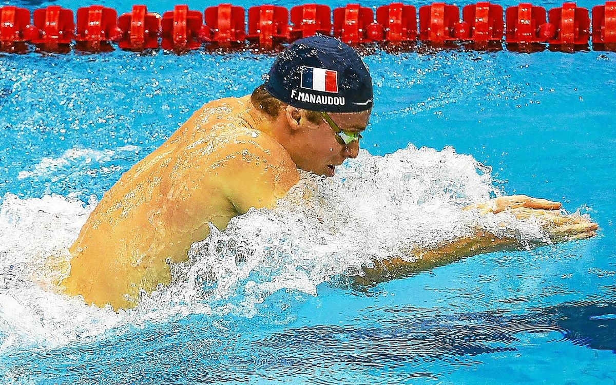 Léon Marchand bat le record du monde du 200 m quatre nages en petit bassin