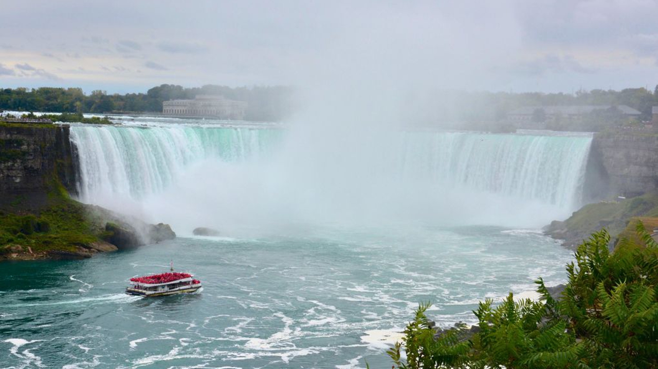 Une femme se jette des chutes du Niagara avec ses enfants de 9 ans et 5 mois