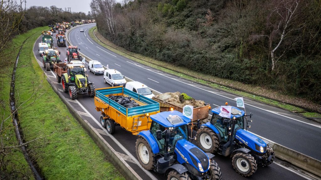 un barbecue géant et une exploitation d’escargots avec 80 tracteurs d’agriculteurs