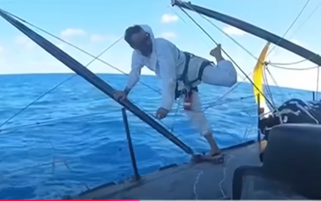 Meulage, découpe, ponçage, collage, laminage : Louis Burton le MacGyver du Vendée Globe (Vidéo)