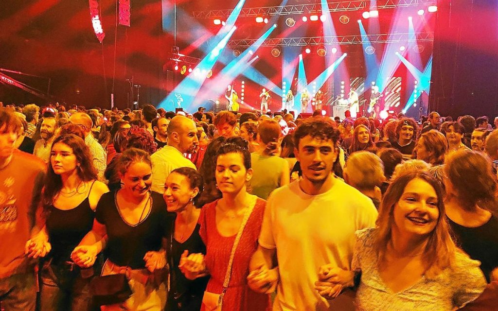 Yaouank : plus de 5 000 danseurs au plus grand fest-noz de Bretagne à Rennes