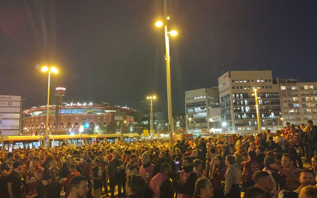 EN DIRECT – Barcelone – Brest : le cortège des supporters brestois se dirige vers le stade olympique, dans une ambiance enflammée