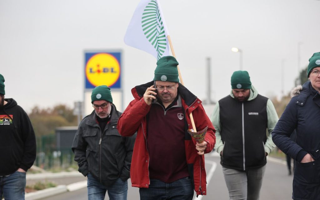 LIVE COMPLETED – A la plateforme Lidl de Châtelaudren-Plouagat, les agriculteurs reçus par le directeur