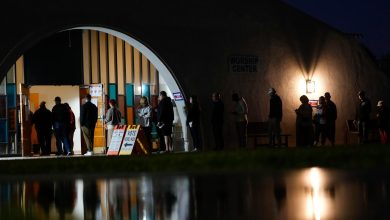 suivez une journée de vote historique aux États-Unis, où les bureaux de vote ont ouvert dans tous les États swing