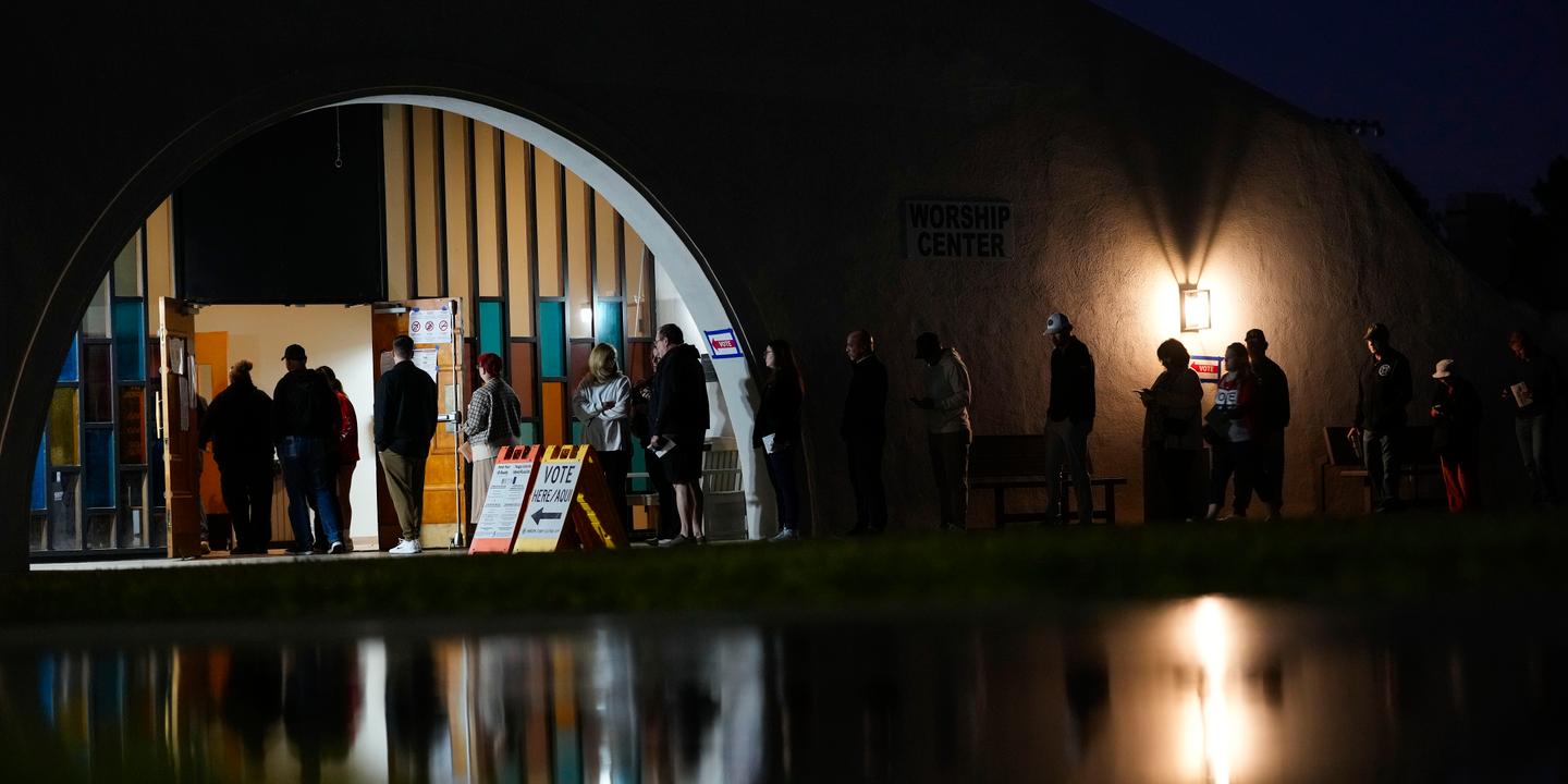 suivez une journée de vote historique aux États-Unis, où les bureaux de vote ont ouvert dans tous les États swing