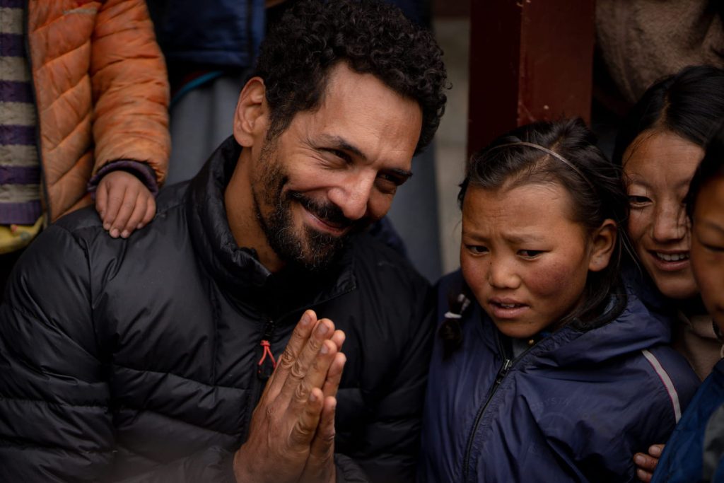 c’est dommage, la « leçon de vie » de Tomer Sisley au Dolpo-pa ne sera pas diffusée à la télé