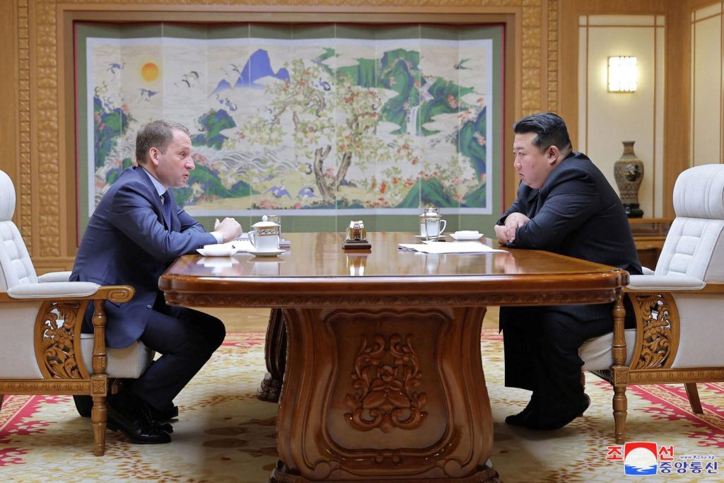 Kim Jong-un rencontre le ministre russe des Ressources naturelles