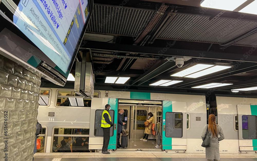 une enquête ouverte après un accident mortel sur les quais du RER A