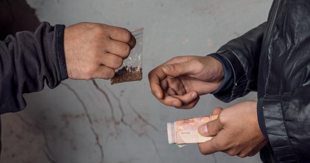 des enfants privés de cantine à cause du trafic de drogue devant leur école