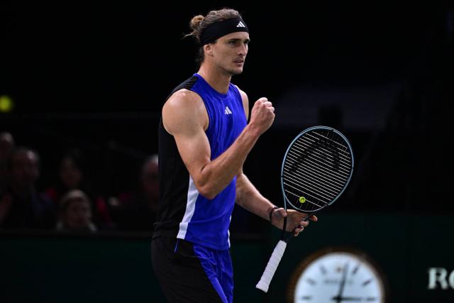 Alexander Zverev s’est qualifié pour la première fois pour les demi-finales du Rolex Paris Masters après sa victoire contre Stefanos Tsitsipas