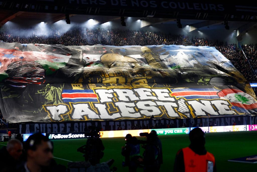 Le ministre de l’Intérieur condamne le tifo déployé par les supporters du PSG en soutien aux Palestiniens