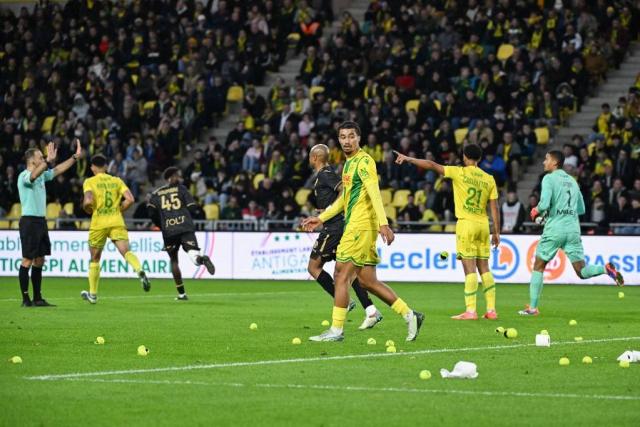 Un Nantes en crise voit son match contre Le Havre momentanément arrêté dans le temps additionnel, Auxerre bat Angers à l’arrivée