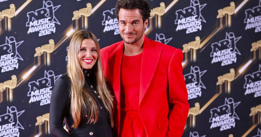 Amir épate tout le monde aux NRJ Music Awards : un geste audacieux après l’officialisation de la grossesse de sa femme Lital