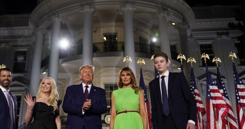 Donald Trump : Son fils Barron, mesurant 2,06 mètres, installé dans un penthouse de 2800 mètres carrés et surveillé de près par sa mère