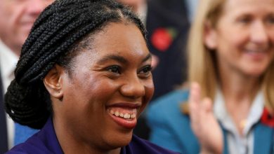 Kemi Badenoch nouvelle leader des conservateurs britanniques, qui virent à droite