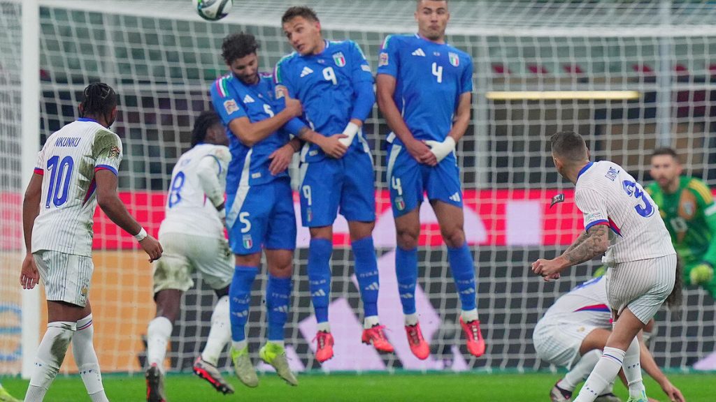 Italie-France : la vidéo du coup franc direct sensationnel de Lucas Digne pour le deuxième but des Bleus