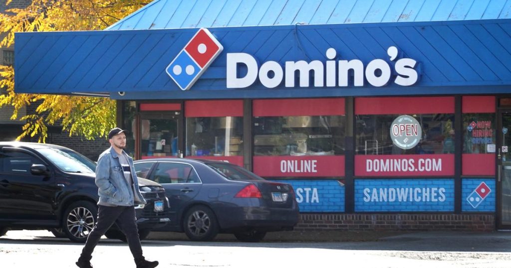 Le milliardaire Warren Buffett investit dans Domino’s Pizza et fait grimper le cours de l’action