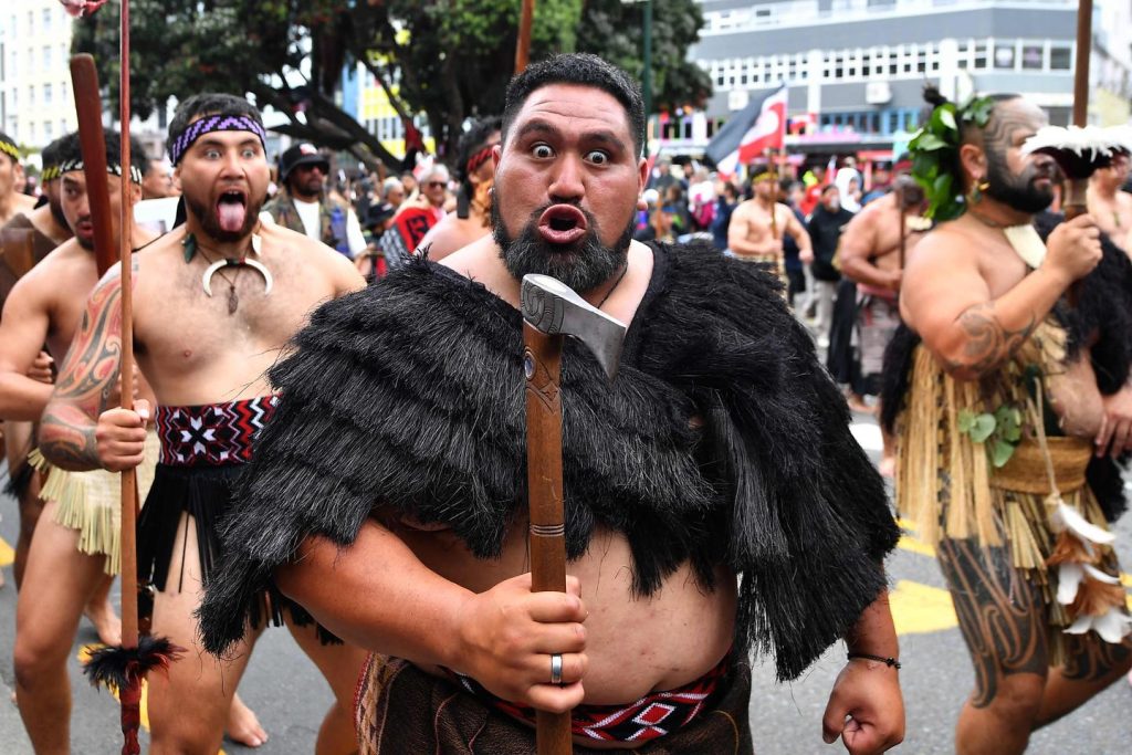 À Wellington, en Nouvelle-Zélande, des milliers de personnes manifestent pour les droits des Maoris