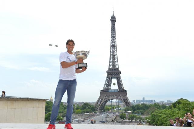 Une silhouette de 10 mètres projetée au Trocadéro, l’hommage géant de Nike à Rafael Nadal à Paris