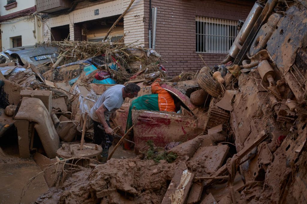 Après les inondations en Espagne, la lente et difficile recherche des disparus