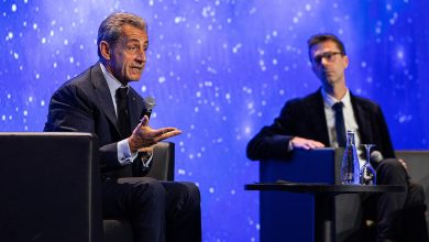 Nicolas Sarkozy porte une lourde charge contre les enseignants (et se fait réprimander)