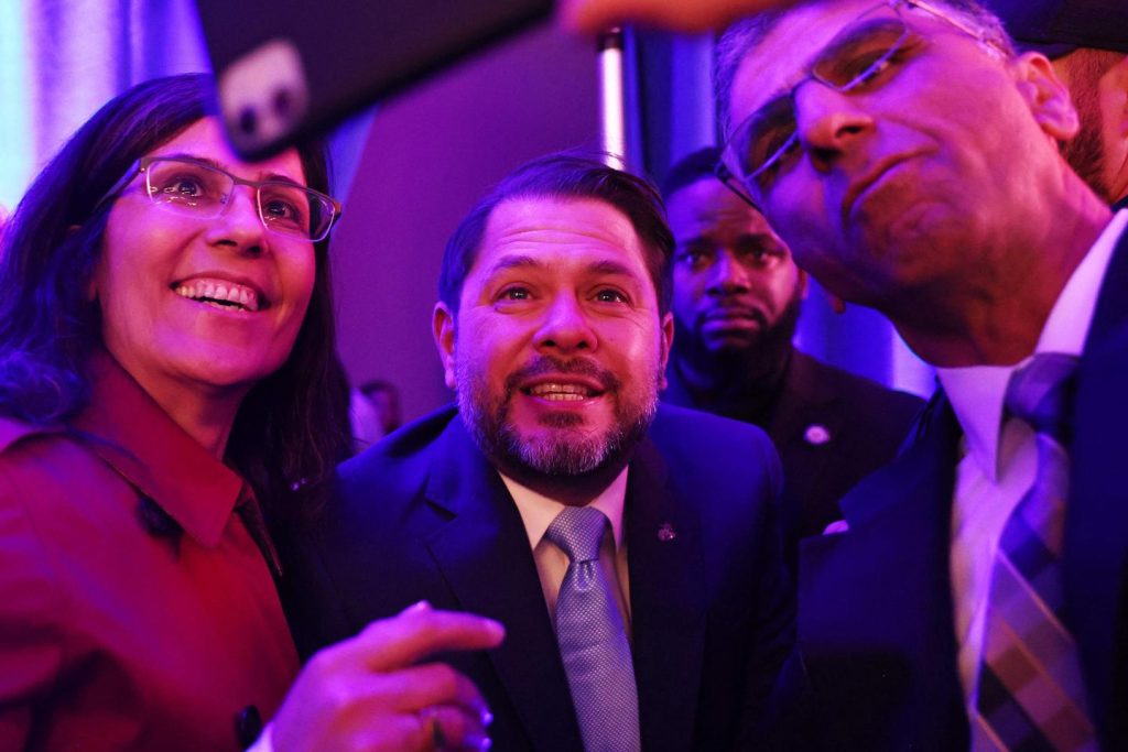 En Arizona, le démocrate Ruben Gallego séduit un fidèle de Trump et devient le premier sénateur latino de l’État.