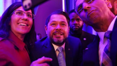 En Arizona, le démocrate Ruben Gallego séduit un fidèle de Trump et devient le premier sénateur latino de l’État.