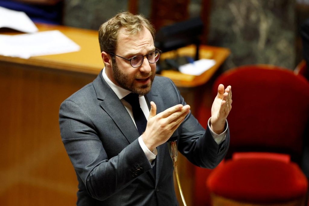 Antoine Armand, ministre de l’Économie, se dit prêt à faire des « concessions » sur le budget alors que la menace de censure se précise