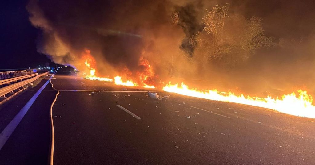 un camion percute une voiture sur la bande d’arrêt d’urgence et prend feu sur l’autoroute A1