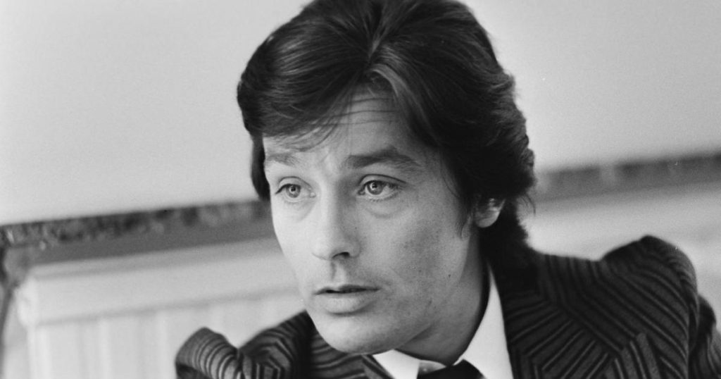 révélations sur la prétendue bisexualité d’Alain Delon dans une nouvelle biographie