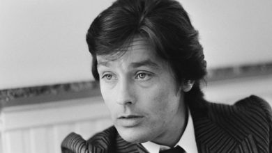 révélations sur la prétendue bisexualité d’Alain Delon dans une nouvelle biographie